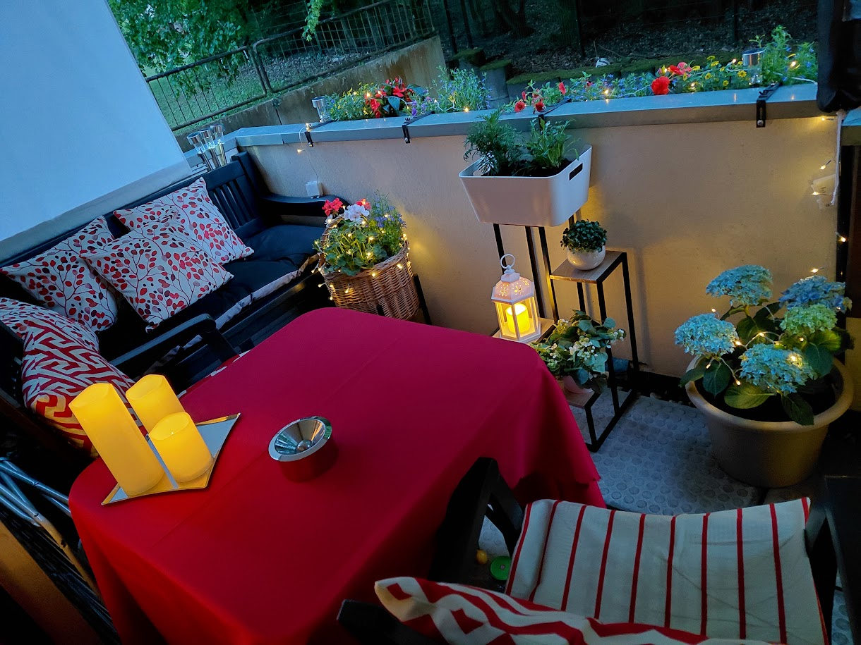 Gemütlich dekorierter Balkon am Abend